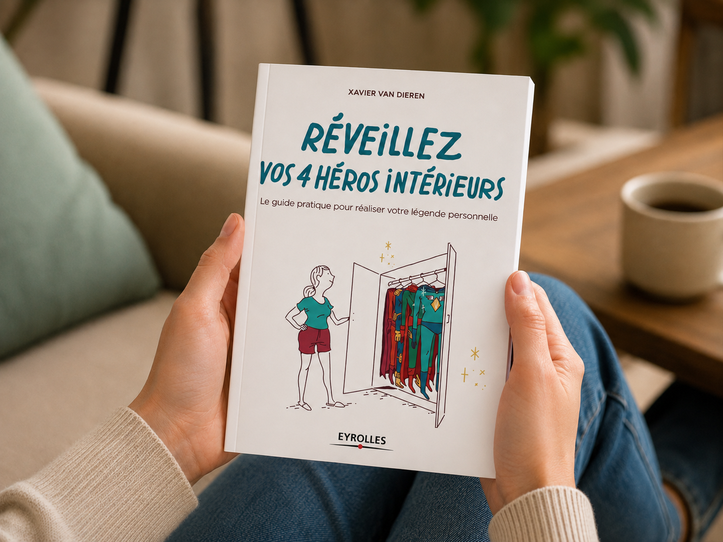 Une lectrice tient le livre « Réveillez vos 4 héros intérieurs » de Xavier Van Dieren, publié aux Éditions Eyrolles