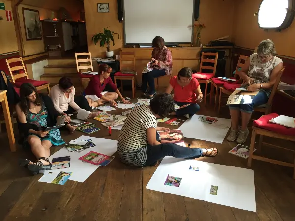 Carnets et stylos posés sur une table d'atelier