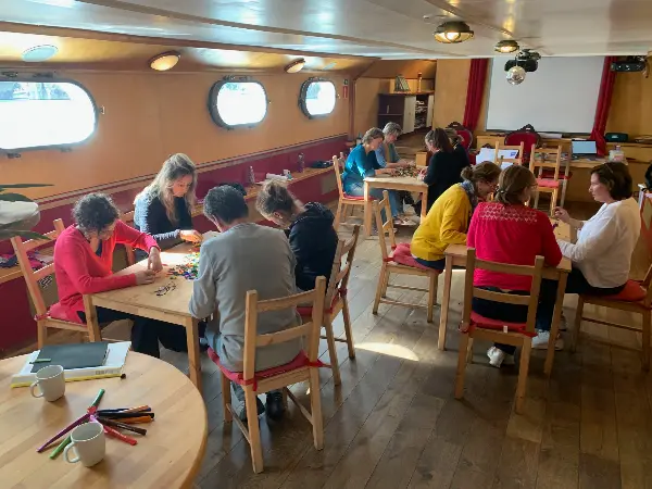 Repas convivial entre participants
